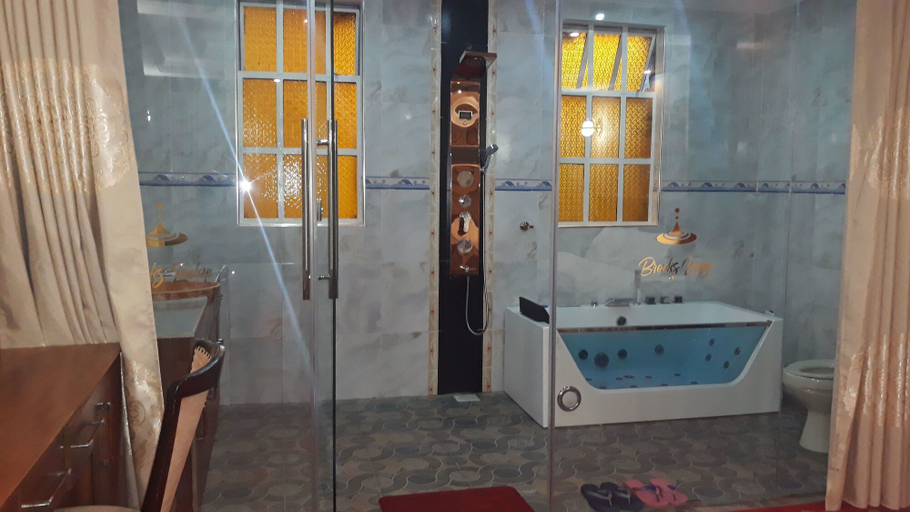 Bathroom 5, Brooks Lodge, Gilgil
