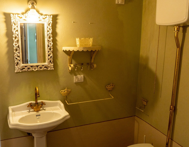 Bathroom 5, Villa Melangola, Lucca