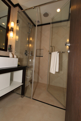 Bathroom 3, Club Mahindra Mount Serene, Idukki
