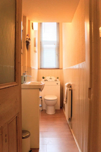 Bathroom, Cosy & Modern Apartment in Central Edinburgh, Edinburgh
