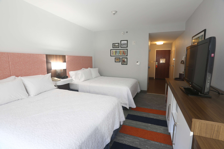 Bedroom 3, Hampton Inn Owego, Tioga