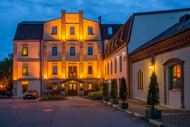 Exterior & Views