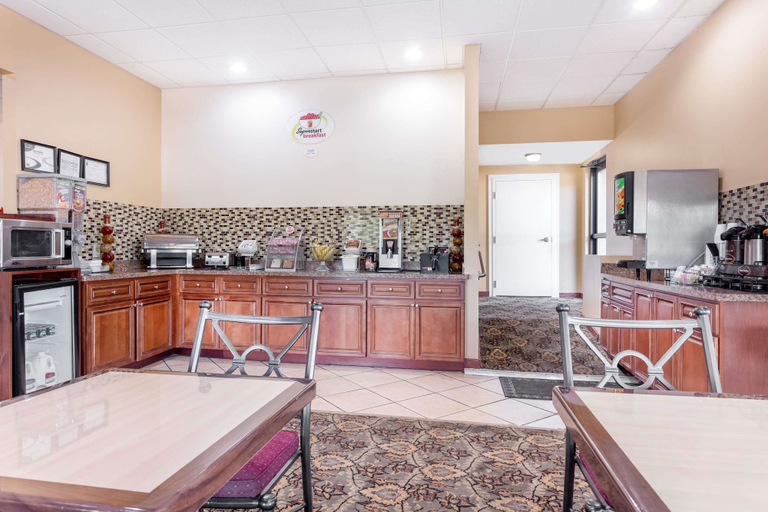 Food & Drinks 5, Super 8 by Wyndham Macon West, Bibb