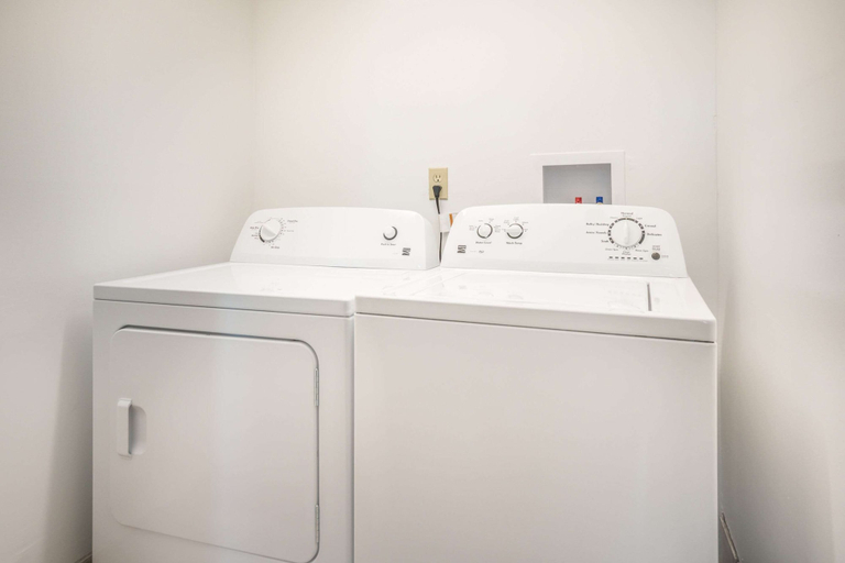 Bathroom 4, Suburban Studios Middlesboro, Bell