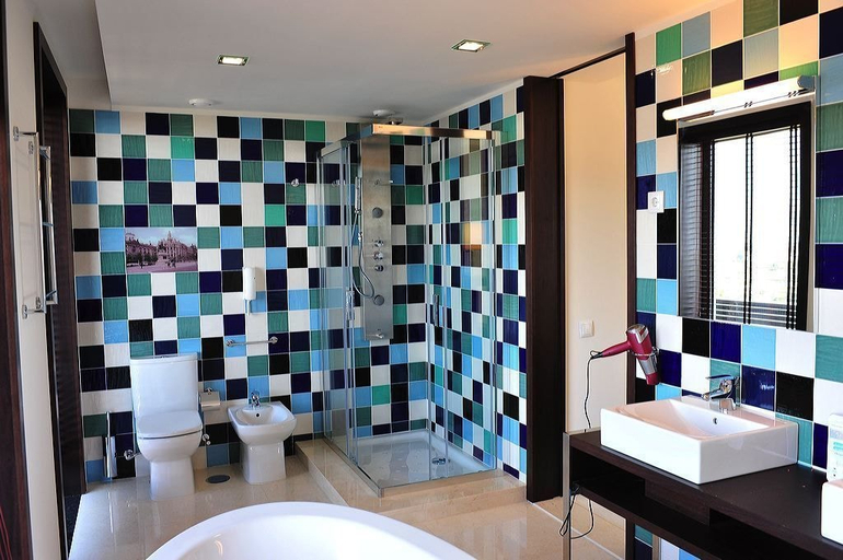Bathroom 5, Axis Porto Business & Spa Hotel, Matosinhos