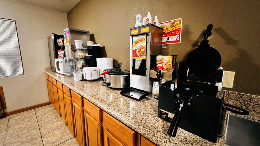 Food & Drinks 5, Super 8 by Wyndham Fremont NE, Dodge