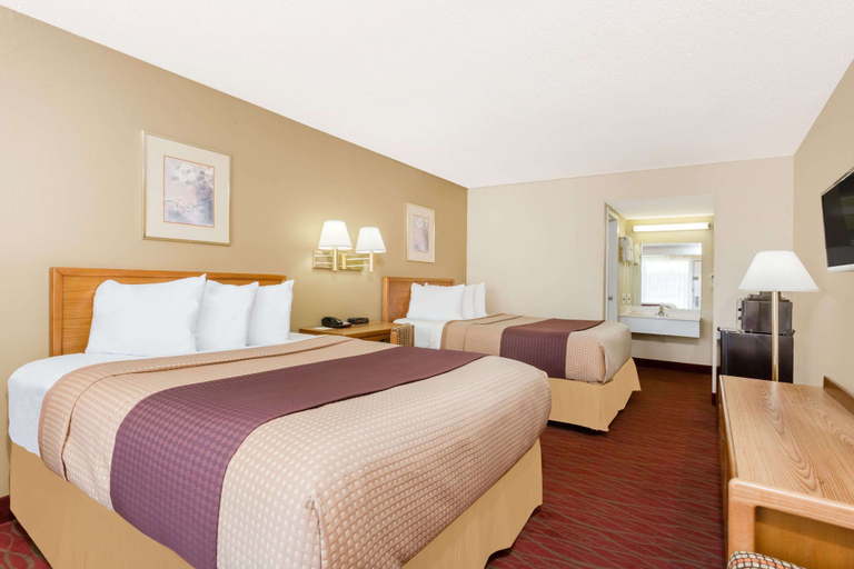 Bedroom 3, Days Inn by Wyndham Staunton, Augusta