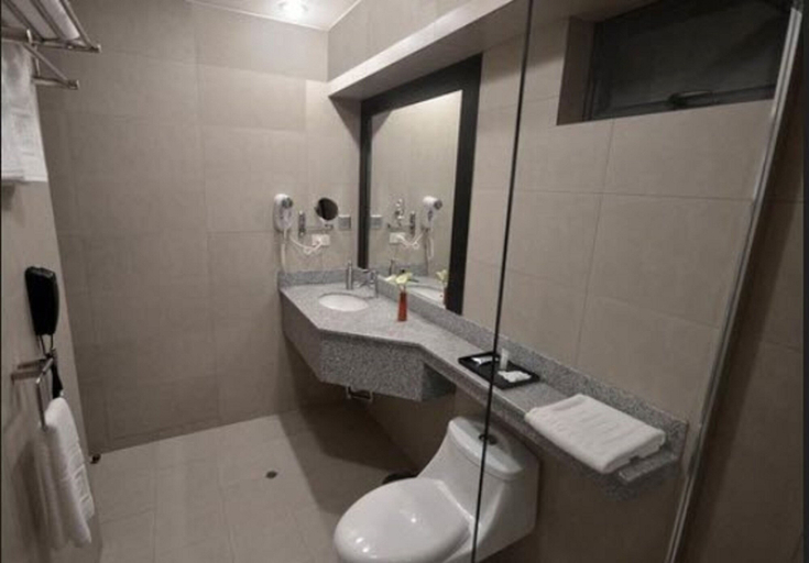 Bathroom 4, qp Hotels Trujillo, Trujillo