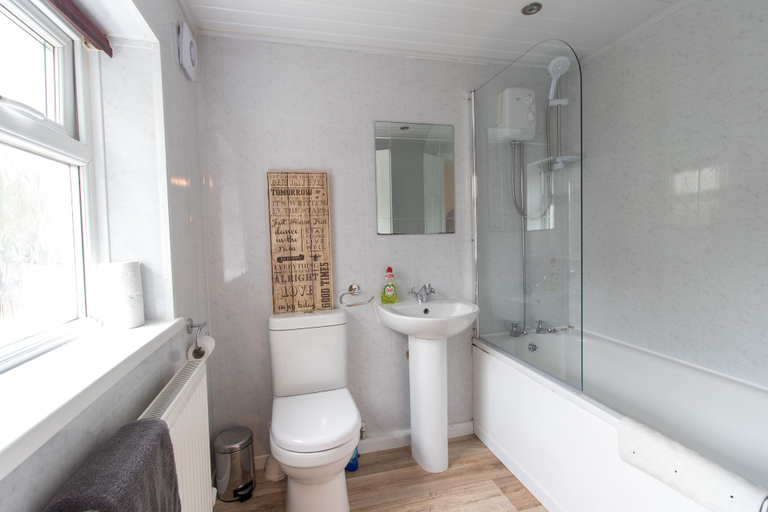 Bathroom 3, Thorne House, Caerphilly