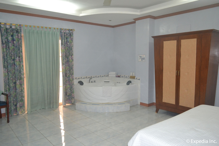 Bathroom 5, Pacific Breeze Hotel and Resort, Mabalacat