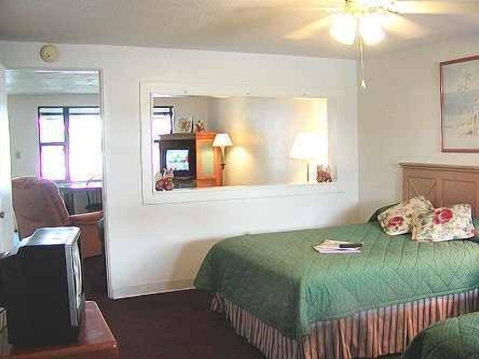 Bedroom 4, Lake Roy Beach Inn, Polk