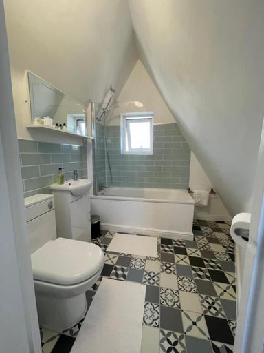 Bathroom 3, Rivendell Guest House, Southampton