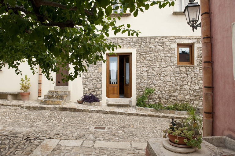 Property entrance, Baglio Maranzano - Titi, Trapani
