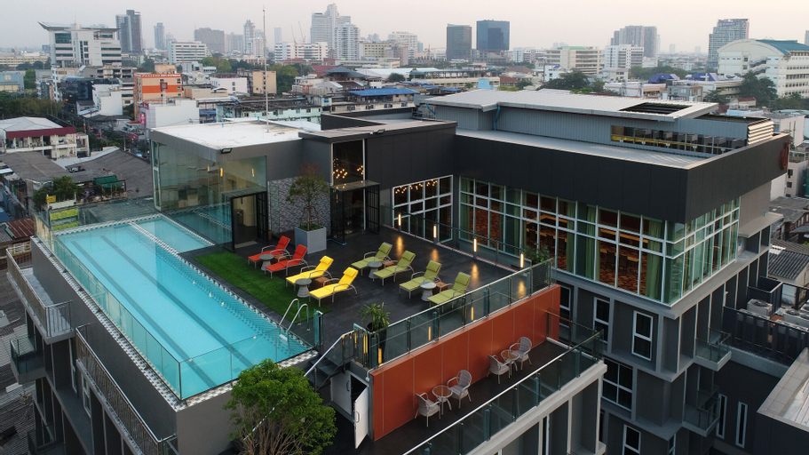 Exterior & Views 16