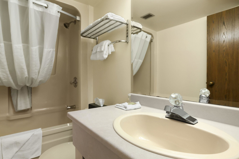 Bathroom 4, Super 8 by Wyndham North Bay, Nipissing