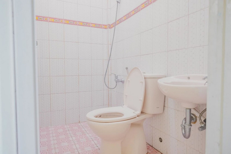 Bathroom 3, RedDoorz near RS Imanuel Lampung, Bandar Lampung