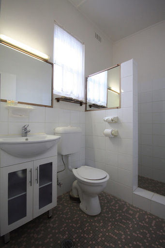 Bathroom 4, Hi Way Motor Inn, Yass Valley