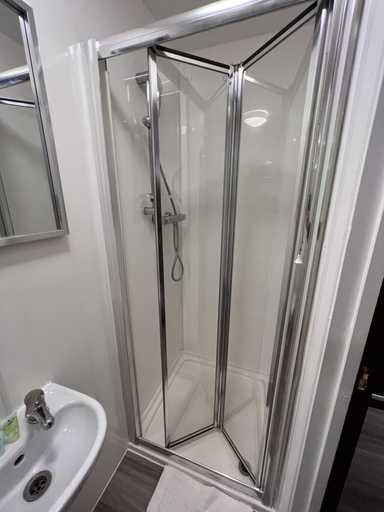 Bathroom 4, The Commongate Hotel, London