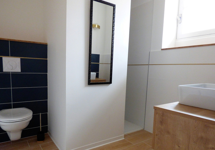 Bathroom 5, Les Hauts de Malirat, Lot