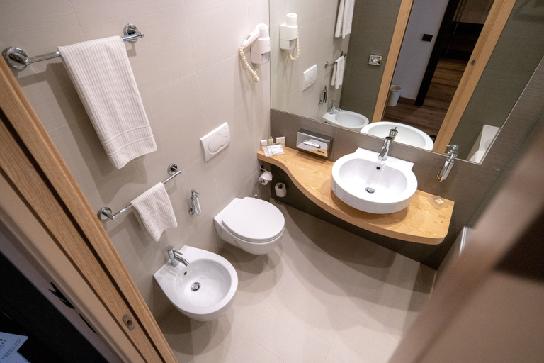 Bathroom 5, UNA HOTELS MH Matera, Matera