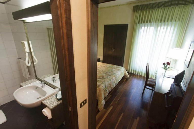 Bathroom 4, Astor Hotel, Frosinone