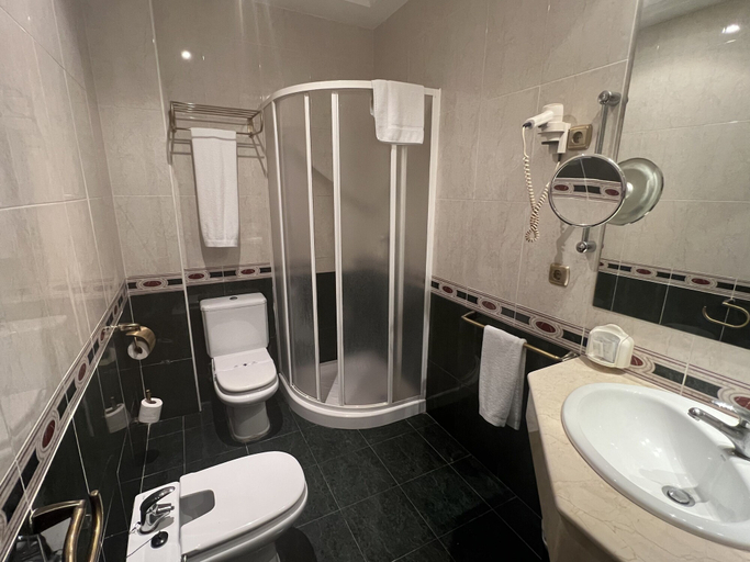 Bathroom 3, Hotel El Cisne, Zaragoza