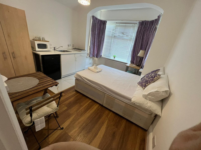 Others, Lovely Studio Flat in London, London