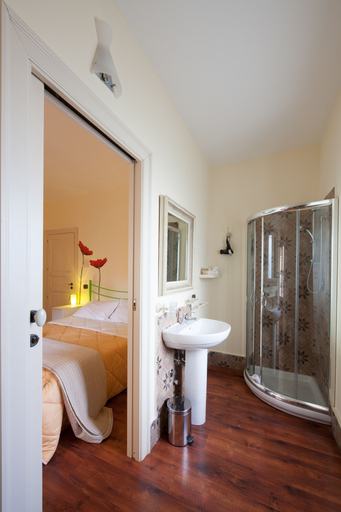 Bathroom 5, Garibaldi 61, Agrigento