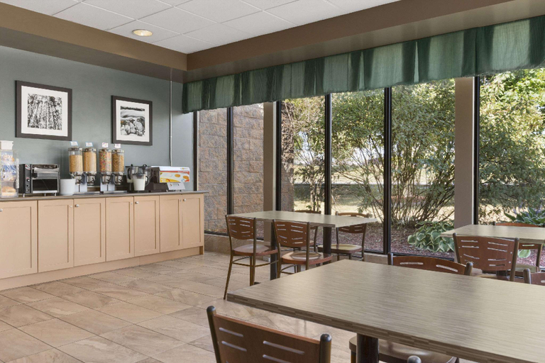 Food & Drinks 5, Travelodge by Wyndham Downtown Barrie, Simcoe