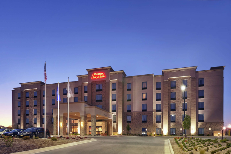 Exterior & Views 2, Hampton Inn & Suites Milwaukee/Franklin, Milwaukee