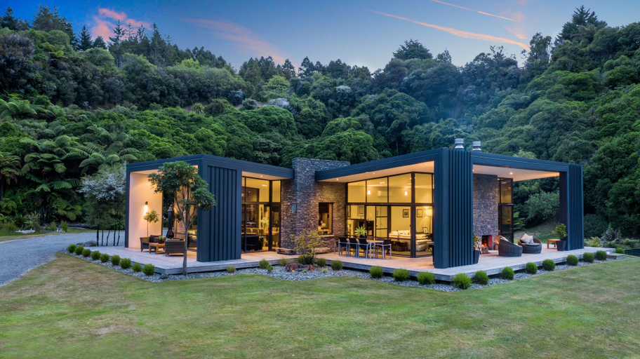 Exterior & Views