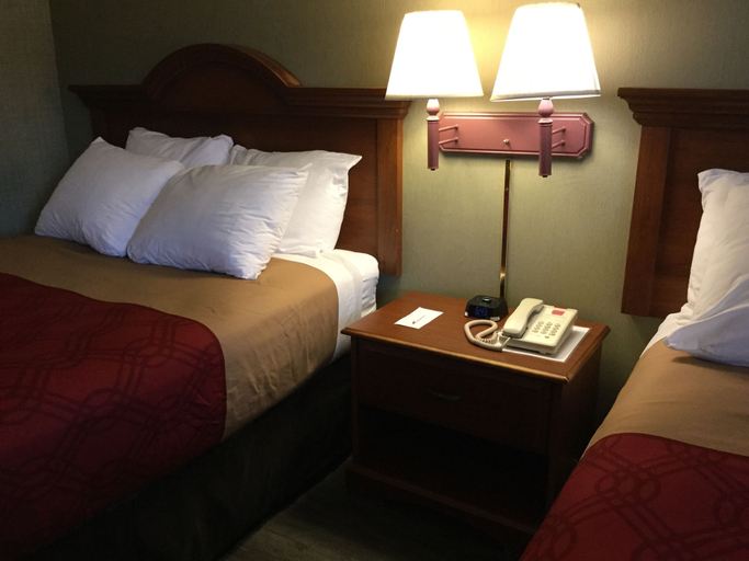 Bedroom 3, Falls Inn, Trumbull