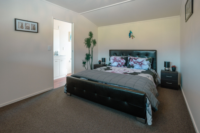 Bedroom 3, Te Awa Cottages, Westland
