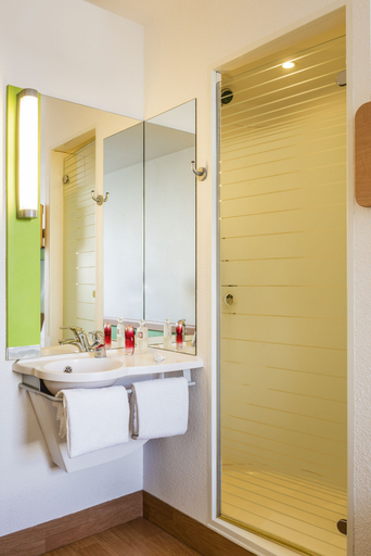Bathroom 5, Ibis Budget Newport, Newport