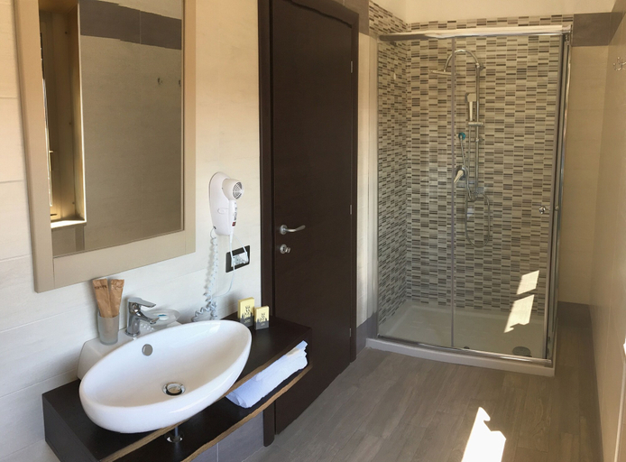 Bathroom 4, Hotel Cesirja, Napoli