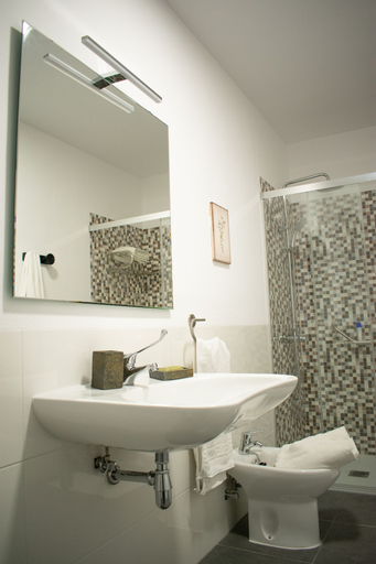 Bathroom 4, La Casa Grande de Adolfo, Badajoz