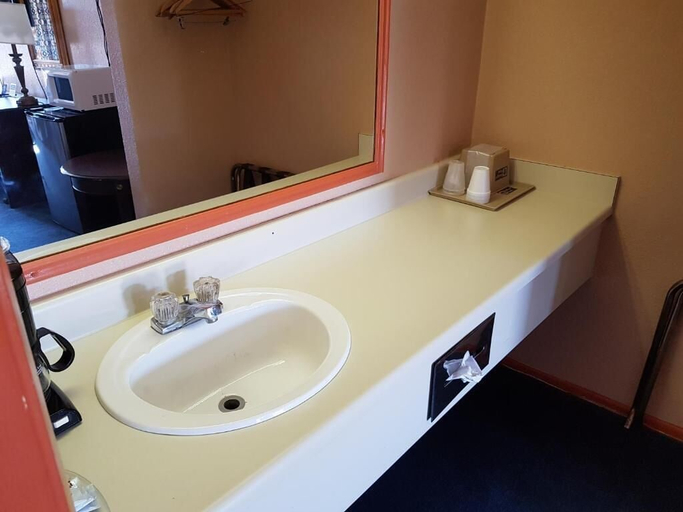 Bathroom 3, Budget Inn, Eastland