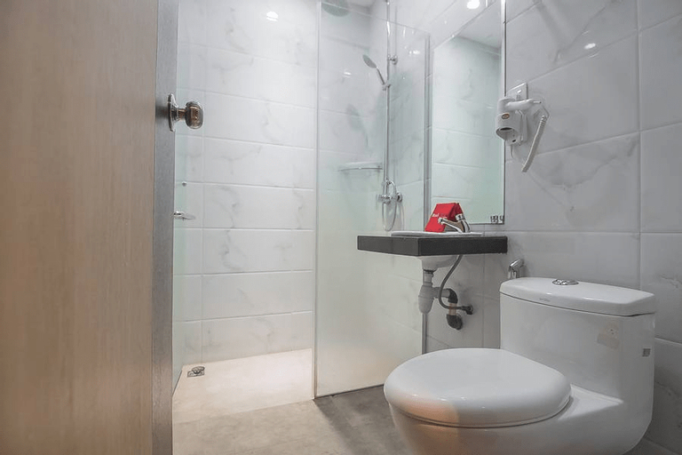Bathroom 5, RedDoorz Premium near Grand Batam Mall, Batam