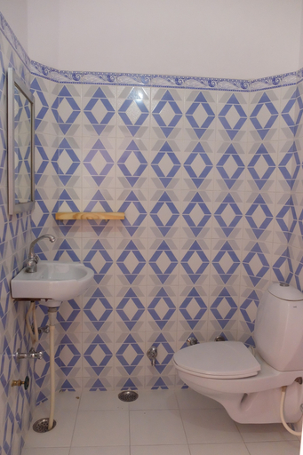 Bathroom 3, Little Peepal House, Udaipur