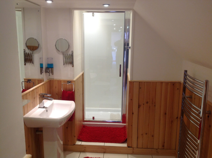 Bathroom 3, The Golden Larches Cafe and B&B, Stirling