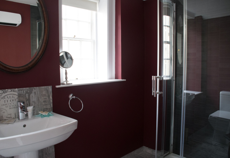 Bathroom, James Joyce guesthouse, Dublin