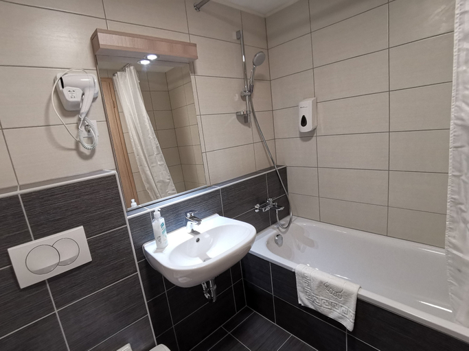 Bathroom 3, Corvin Holiday Apartment Hotel, Budapesti