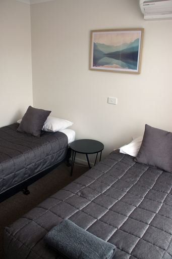 Bedroom 3, Highway Inn Motel, Hay