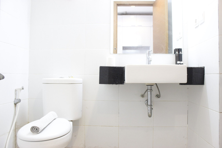 Bathroom 4, Relaxing Studio near ITB at Beverly Dago Apartment, Bandung