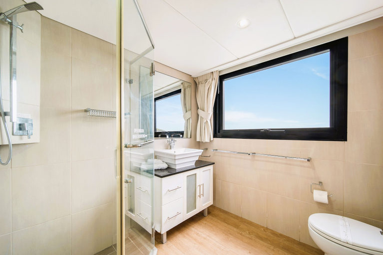 Bathroom 4, Coomera Houseboat Holidays, Gold Coast