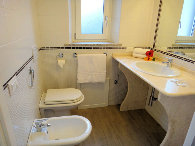 Bathroom 5, Sa Fiorida Apartments, Sassari