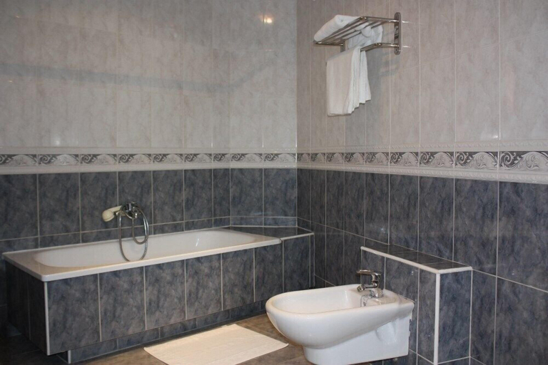 Bathroom 3, Hostal La Maya, Madrid