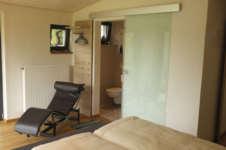 Bedroom 5, Das vegetarische Boutique Hotel Dreimäderlhaus, Ostallgäu