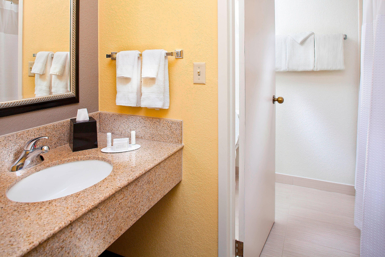Bathroom 4, Courtyard Miami Airport West/Doral, Miami-Dade