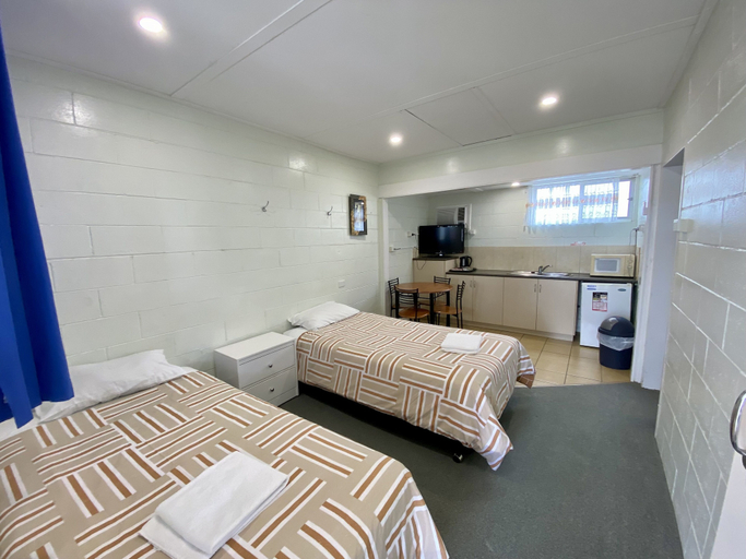 Bedroom 2, Golden Grain Motel, Pittsworth